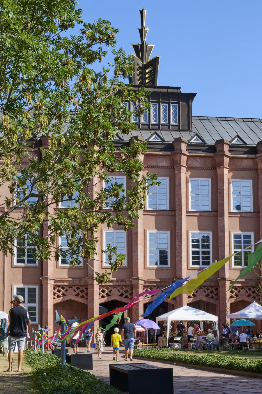 Vorderer Innenhof des GRASSI an einem Markttag