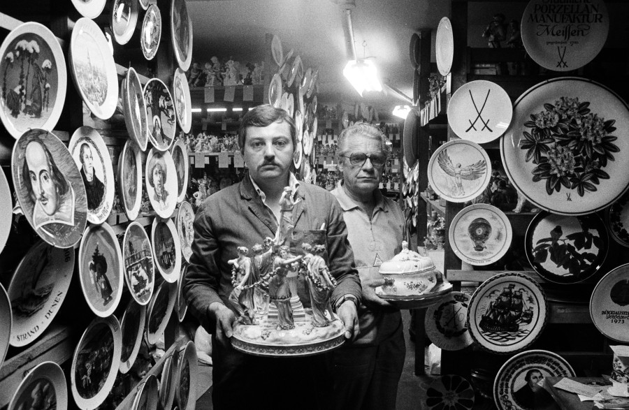Zwei Museumsmitarbeiter im Depot der Meissener Schauhalle, Gerhard Weber, 1988/92, Foto: Stadtmuseum Mei&szlig;en/Gerhard Weber